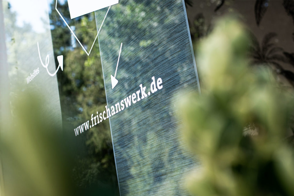 Das Foto zeigt die Internetadresse von Frisch ans Werk in Ratingen, foliert auf einem Schaufenster
